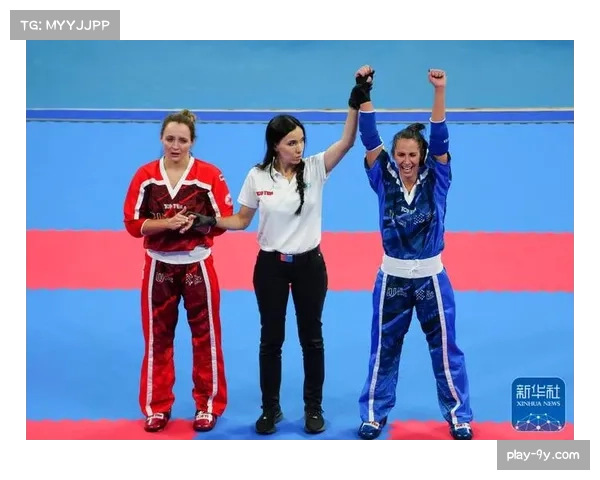 世运会赛场上匈牙利选手意外受伤，中国队运动员主动拥抱对手