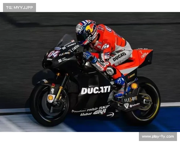 修床垫师傅误入环湖赛道，与职业车手意外同框