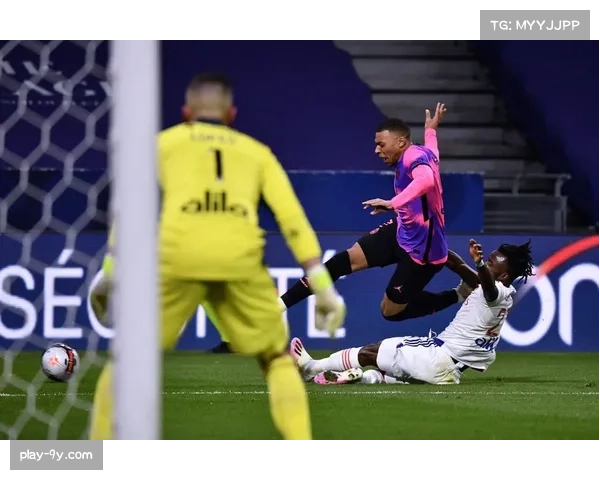 全场结束：巴黎圣日耳曼1-0小胜十人里昂，姆巴佩点射制胜